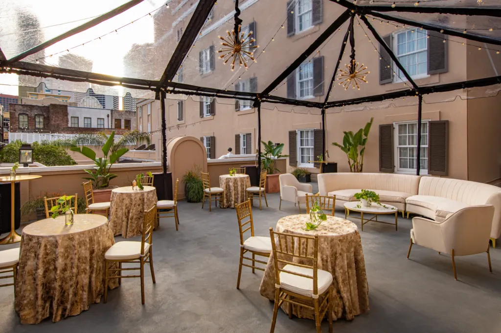 a room filled with lots of tables and chairs